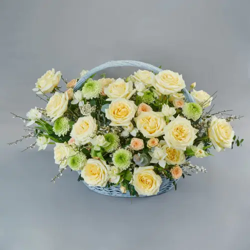 Корзина роз с тюльпанами, хризантемой и эвкалиптом 