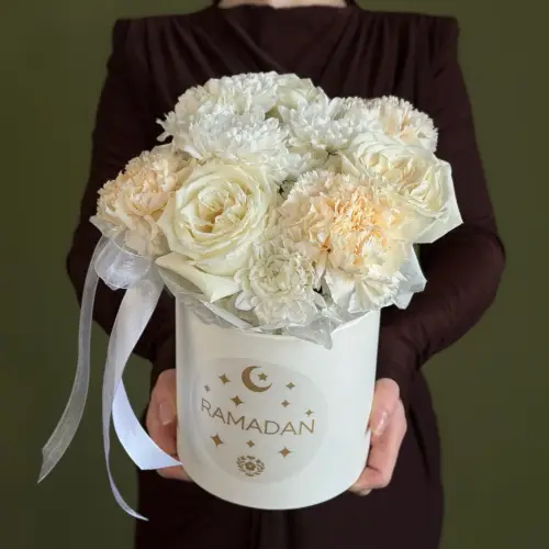 Цветочная композиция из гвоздик, роз и хризантем в шляпной коробке