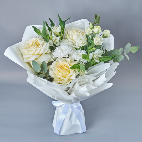 Букет из белых роз с эустомой и хризантемой