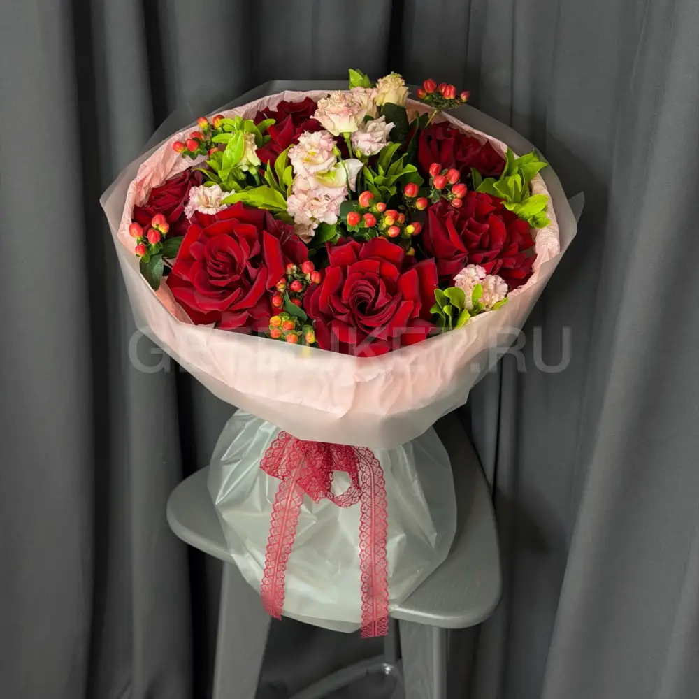 232910 Букет из роз, гиперикума и эустомы 