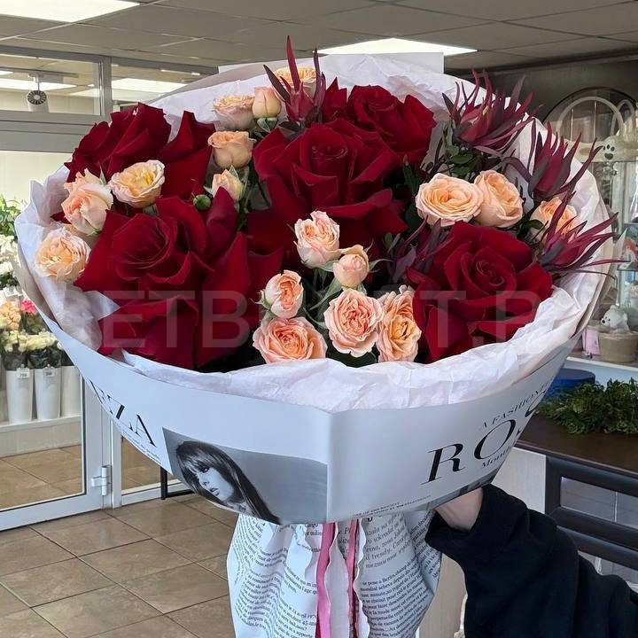 247090 Букет из красных и пионовидных роз