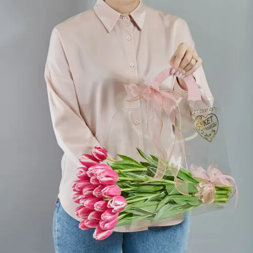 Букет ярко-розовых тюльпанов в переноске