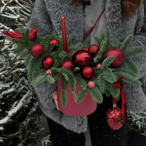 Новогодняя композиция с красными шарами, нобилисом и декорированной свечой