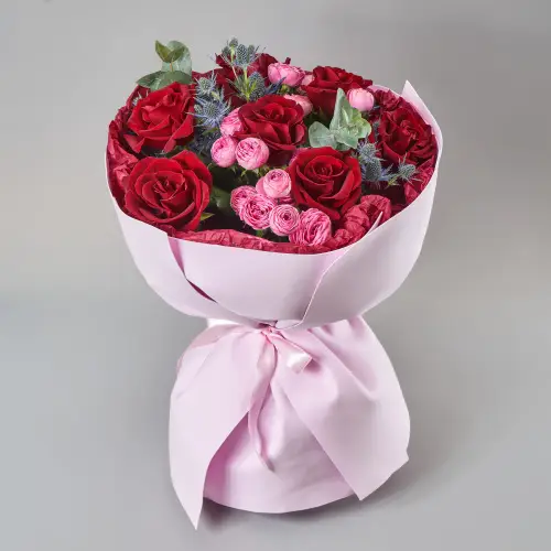 Букет из роз с ерингиумом и эвкалиптом