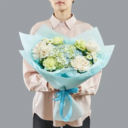 Букет из голубой гортензии, белых роз и гвоздик